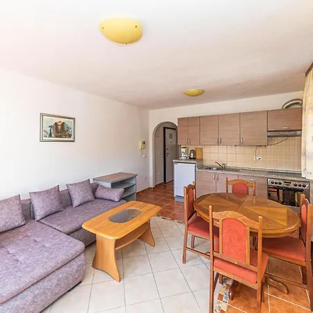 1 Bedroom In Okrug Gornji Apartman Trogir